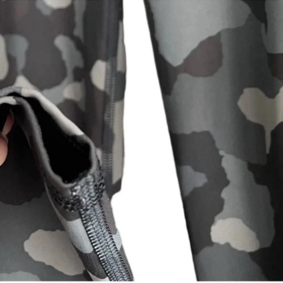 Athleta Lightning Camo 7/8 Tight Leggings Size XS - Picture 12 of 14